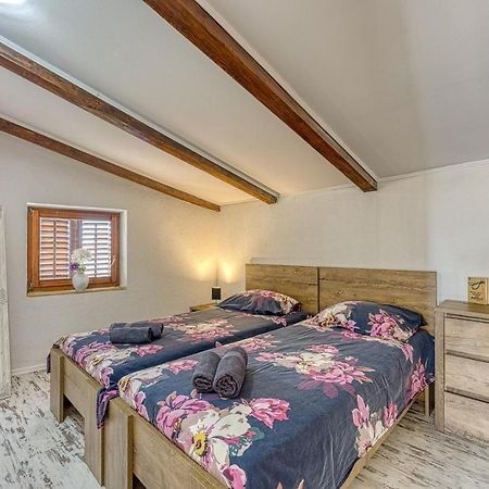 Old Town Apartments In Umag Buitenkant foto