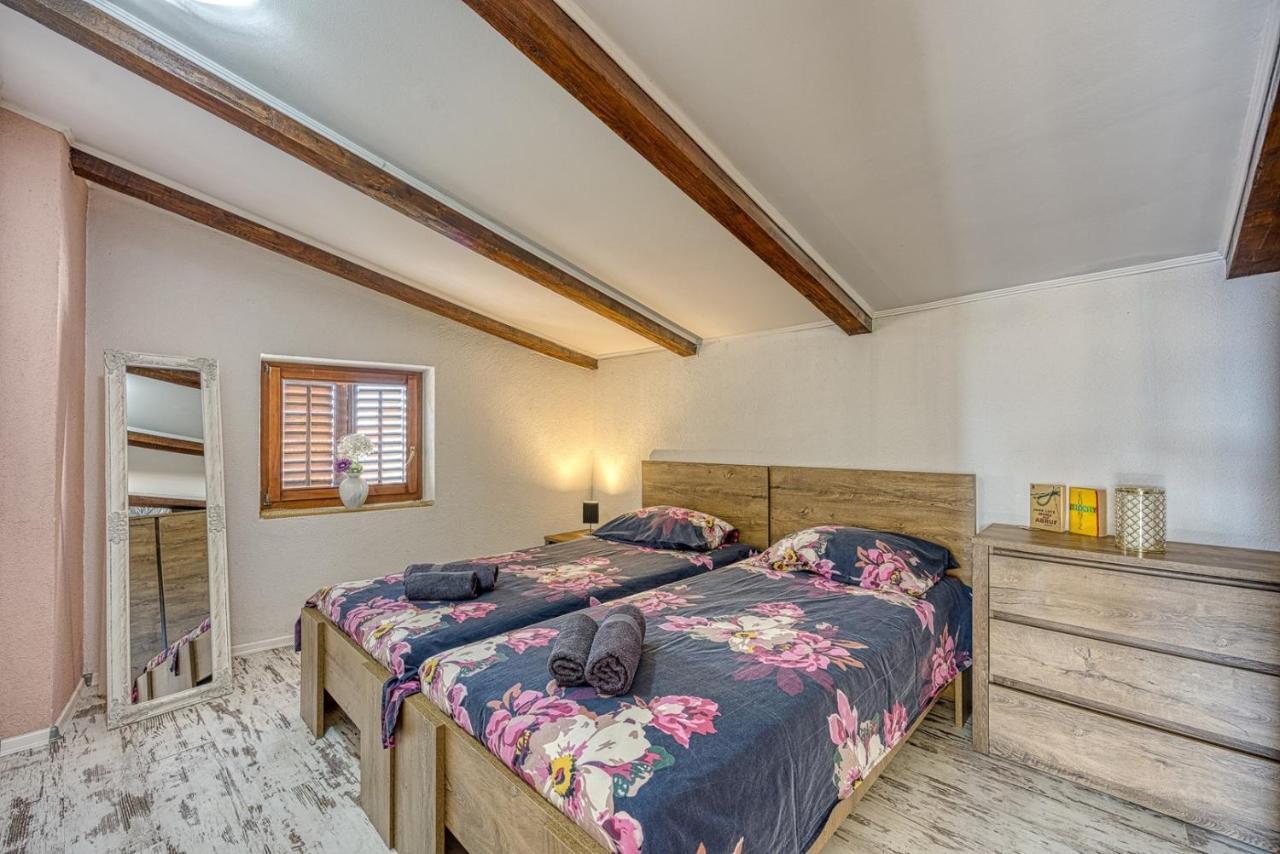 Old Town Apartments In Umag Buitenkant foto