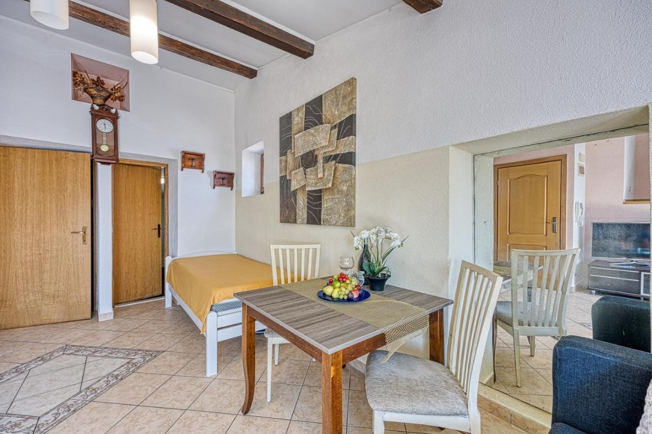 Old Town Apartments In Umag Buitenkant foto
