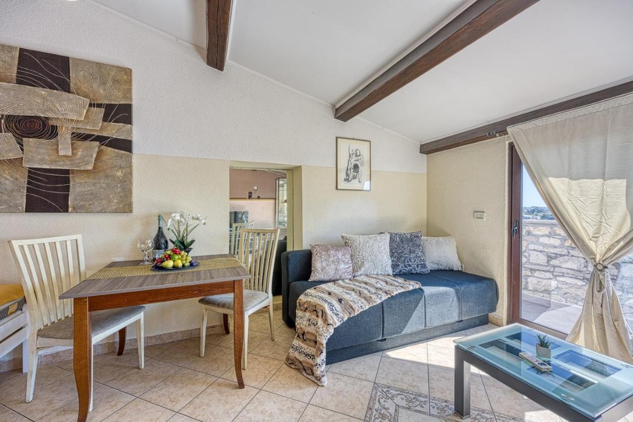 Old Town Apartments In Umag Buitenkant foto