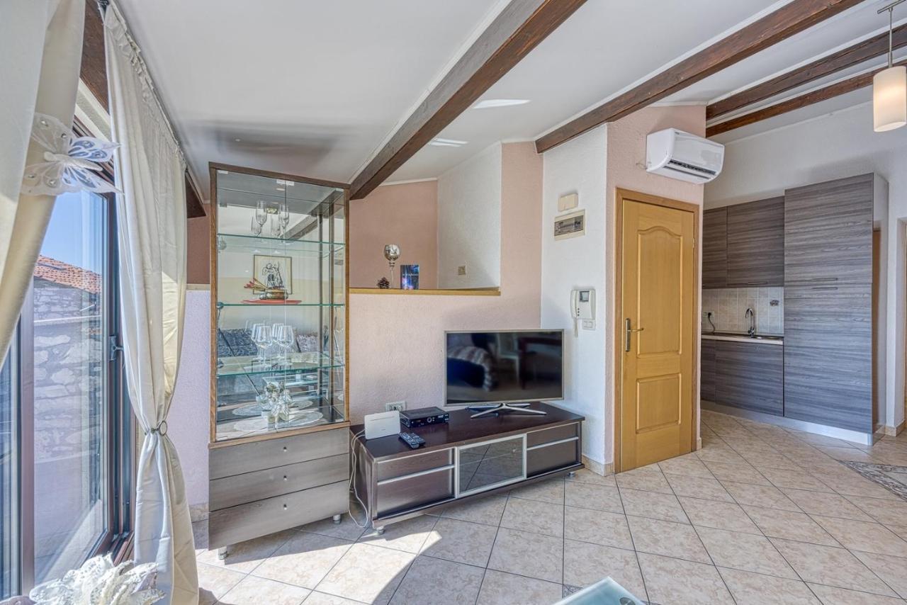 Old Town Apartments In Umag Buitenkant foto